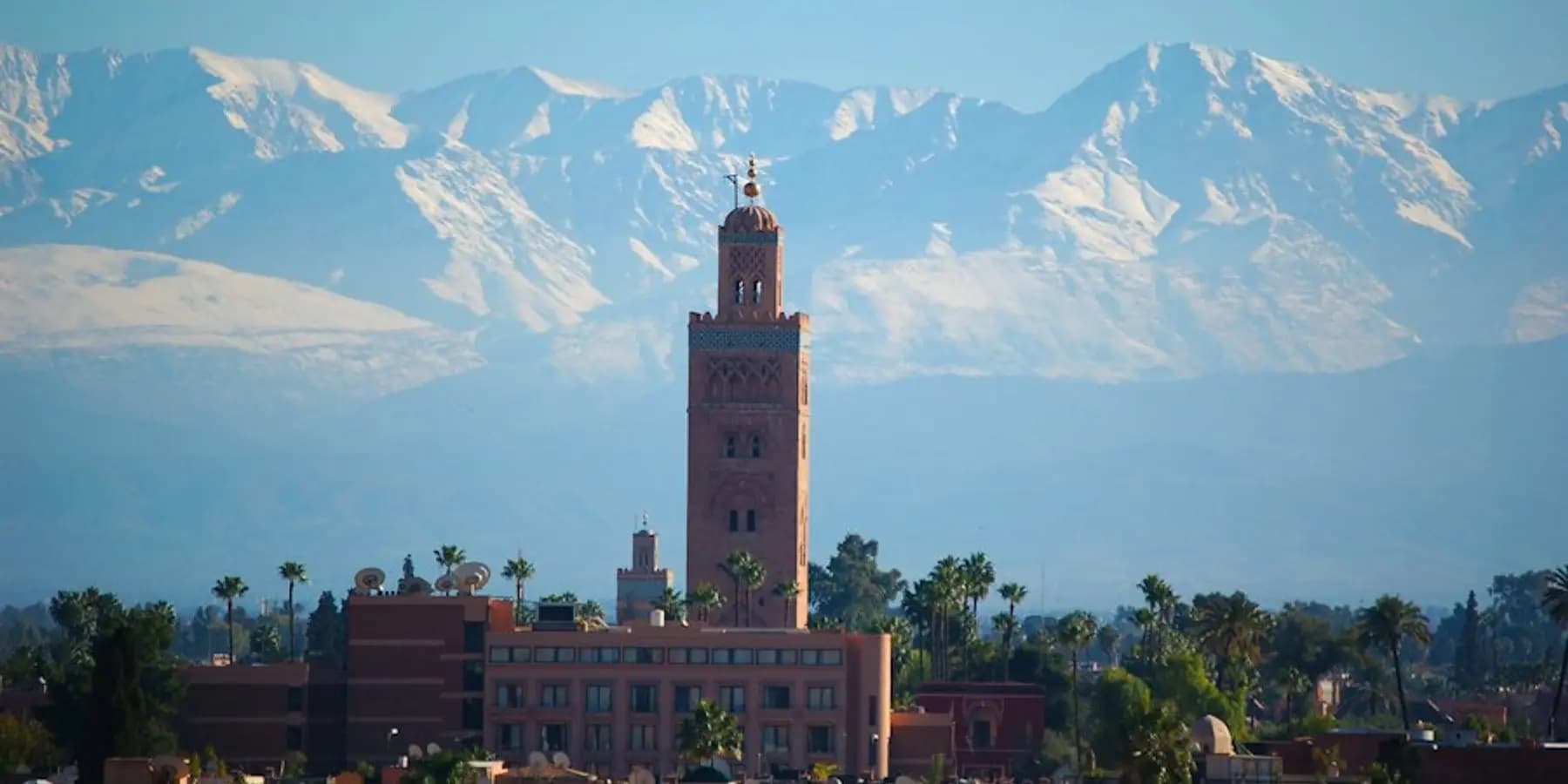 La Koutoubia de Marrakech et les sommets enneiges de l'Atlas